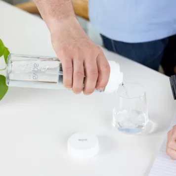 aqva-flow-filtering-water-bottle-04-liters-0686e1327d91cc.jpg