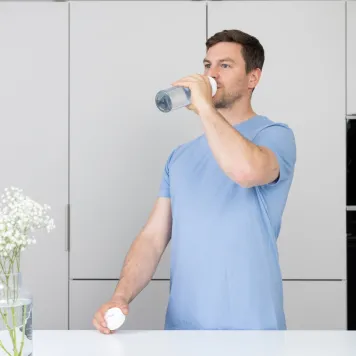 aqva-flow-filtering-water-bottle-04-liters-0686e1536f0ff7.jpg